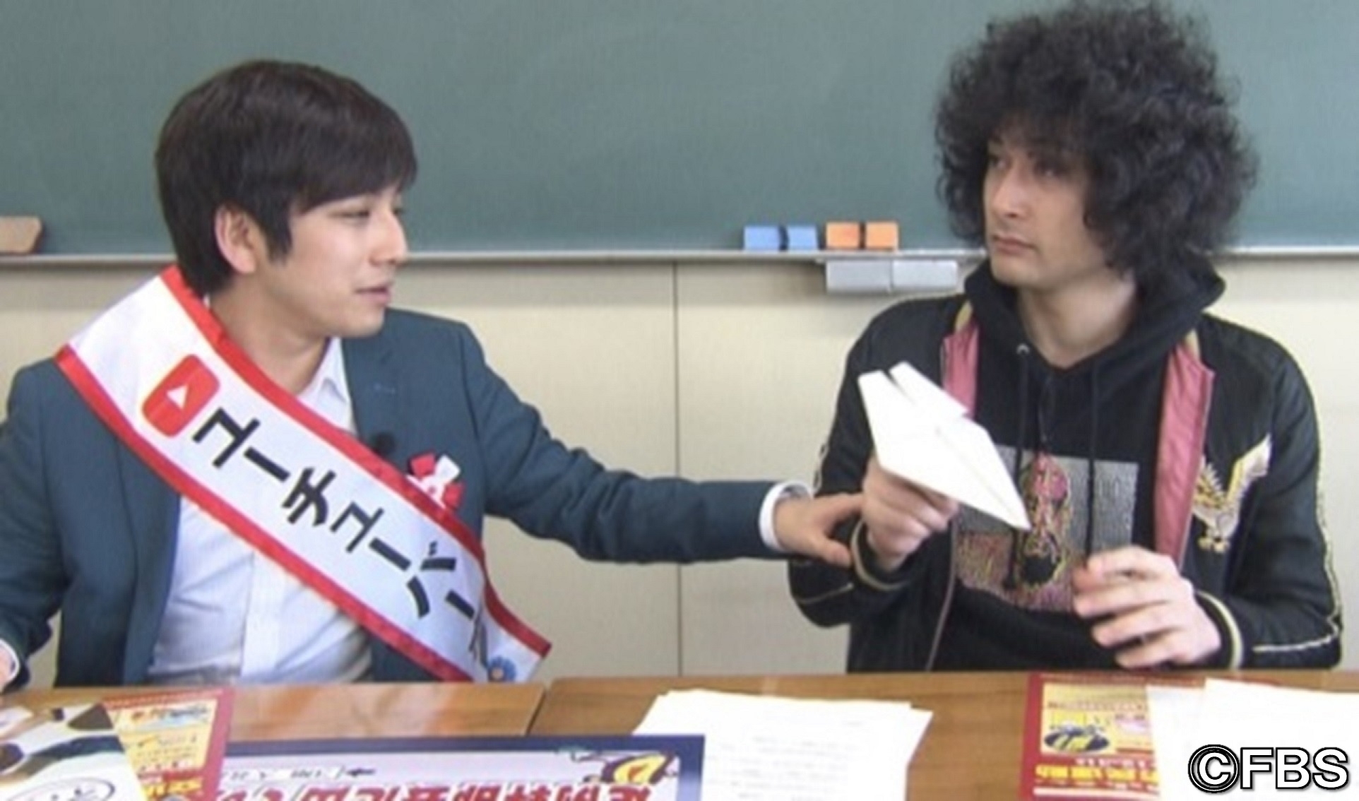 幹部会中に紙飛行機?