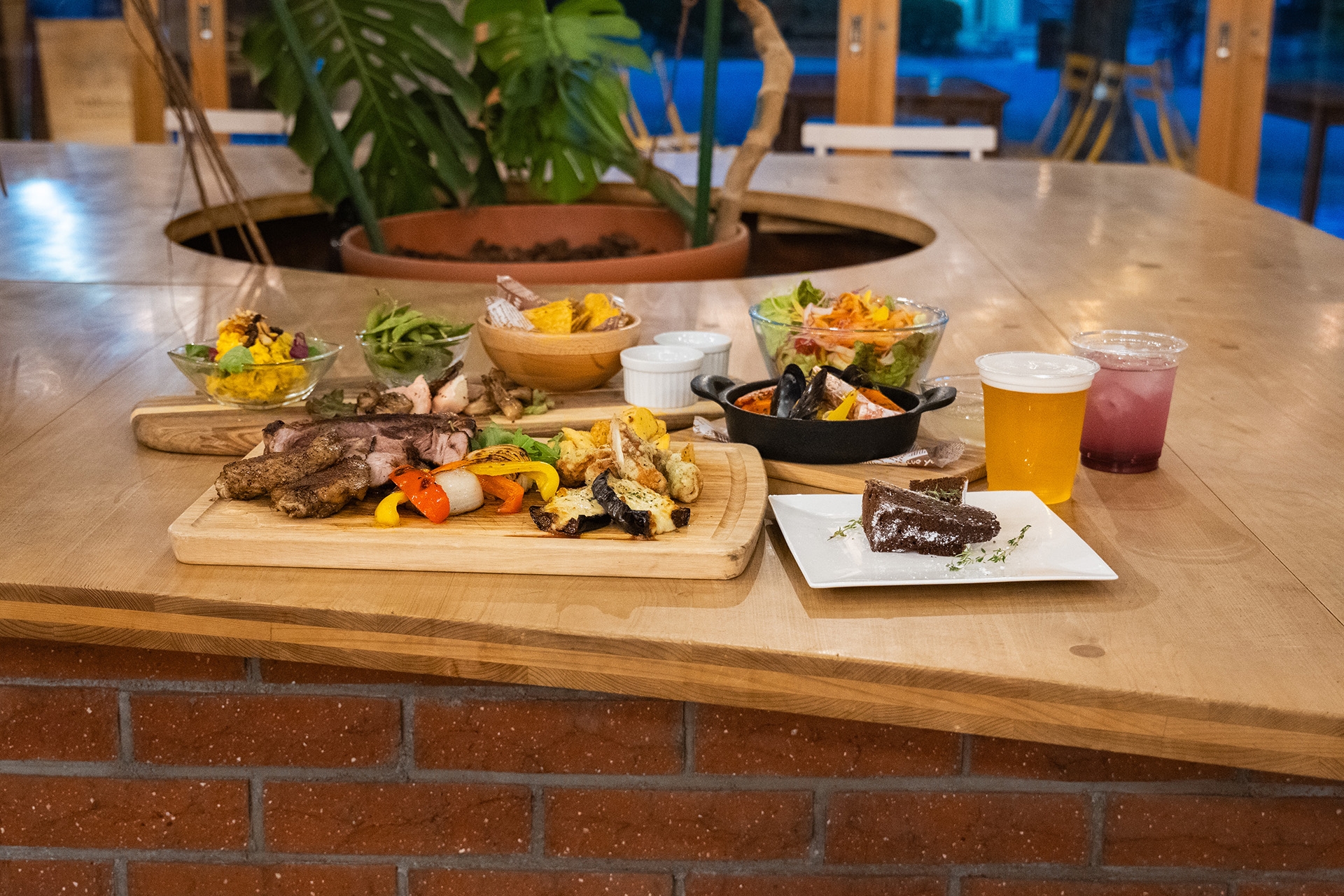 【BBQ&Co】歴史と自然に囲まれた明石公園で楽しむ秋の味覚ビアガーデン「Autumn Garden」、9月1日スタート!紅葉の美しい季節に、特製スペアリブと多彩なBBQ料理を堪能