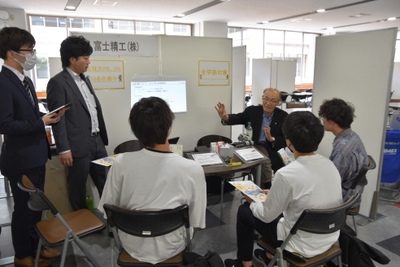 企業のトップ自ら学生にアドバイス。奥は名城社長会の森副会長