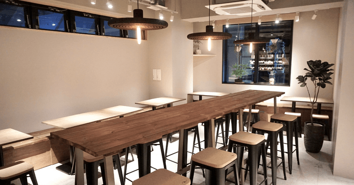 赤坂見附から徒歩2分の東京農村ビル3F定額制ワインバーnomuno赤坂の店内