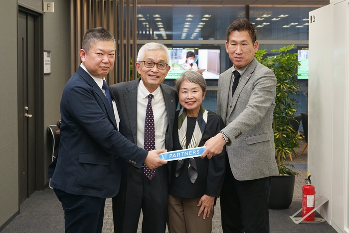 (写真左から、キンコーズ・ジャパン株式会社 渡辺 浩基、山陽製紙株式会社 原田六次郎氏、原田千秋氏、株式会社フォーバル 杉本浩史氏)