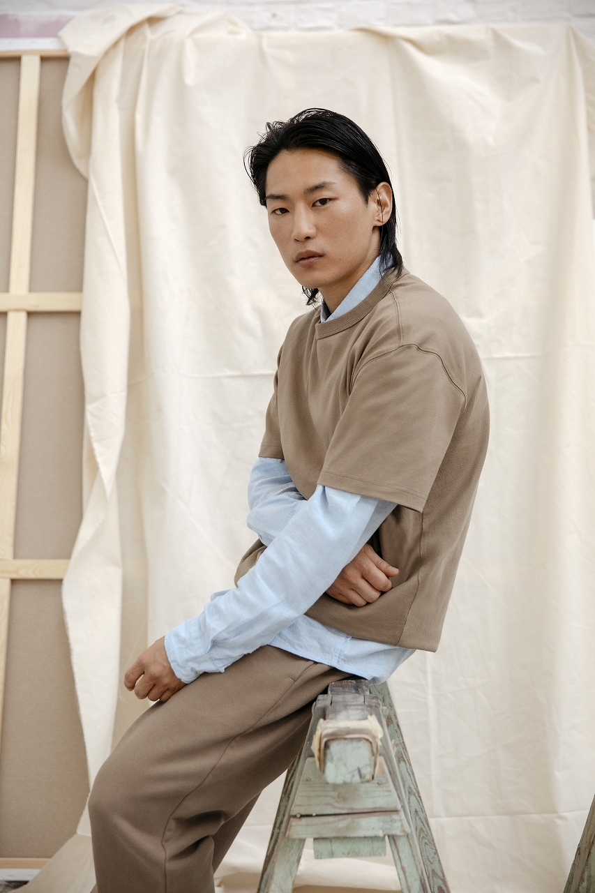 Tシャツ¥1,799 スウェットジョガーパンツ¥3,999 中に着たシャツ(参考商品)