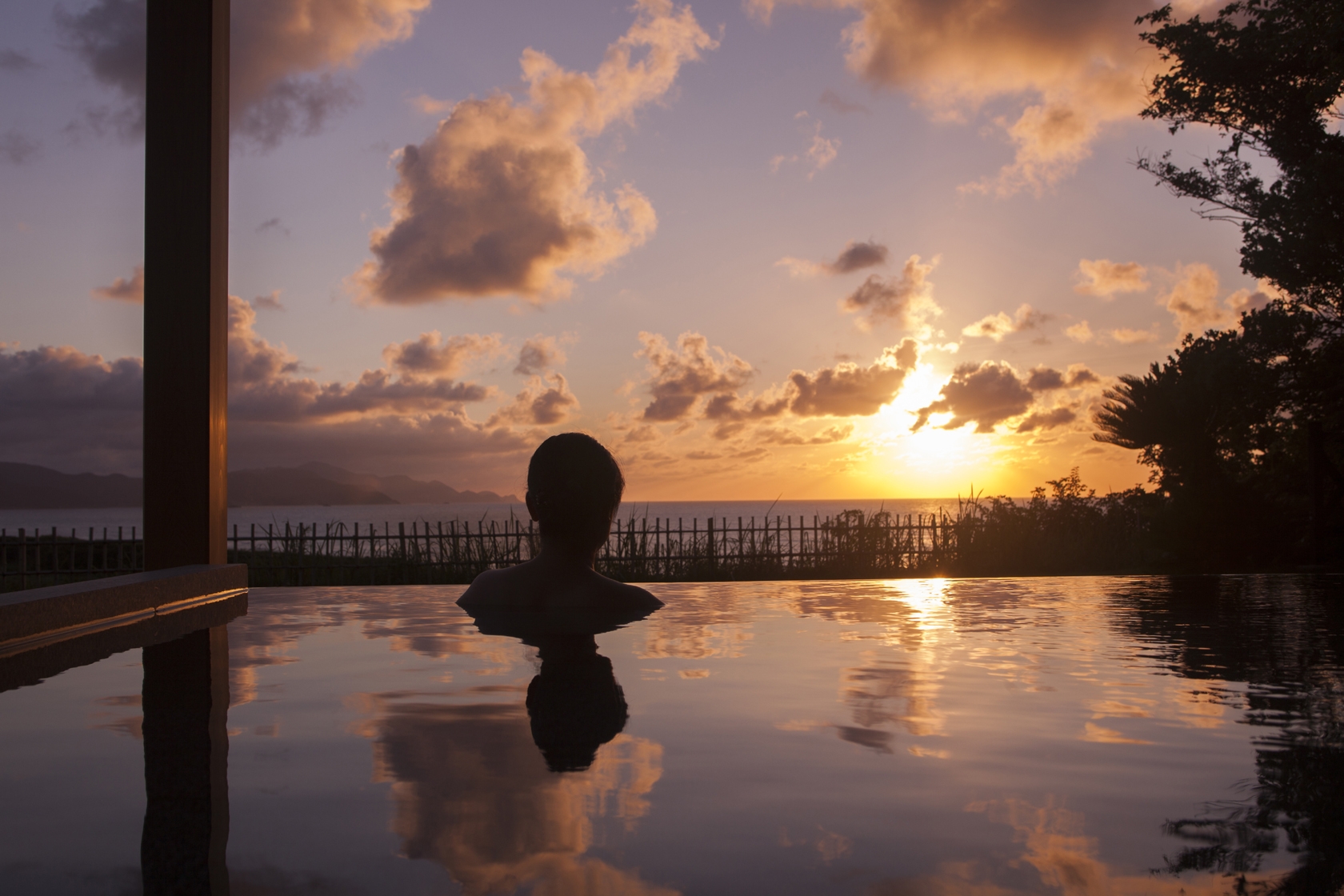 海と空、そして湯が一体となるインフィニティ露天風呂 ※男女入替制