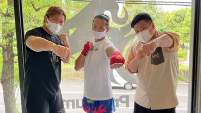 左から小比類巻貴之、小比田隆太社長、西代洋（ミサイルマン）