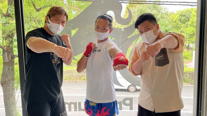 左から小比類巻貴之、小比田隆太社長、西代洋(ミサイルマン)