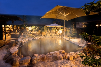 有馬温泉をほうふつさせる茶褐色の源泉岩風呂