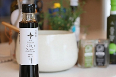 福井発『Ninja Sauce』、とば屋酢店が継承　 伝統蔵から世界へ新たな一歩、今秋発売