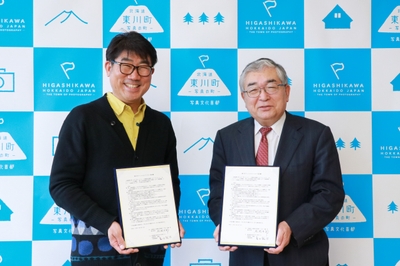 音楽プロデューサー・有限会社誠屋代表取締役 亀田誠治氏(左)、松岡市郎 東川町長(右)