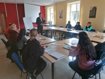 シャウレイで講義を受ける難民の母親たち