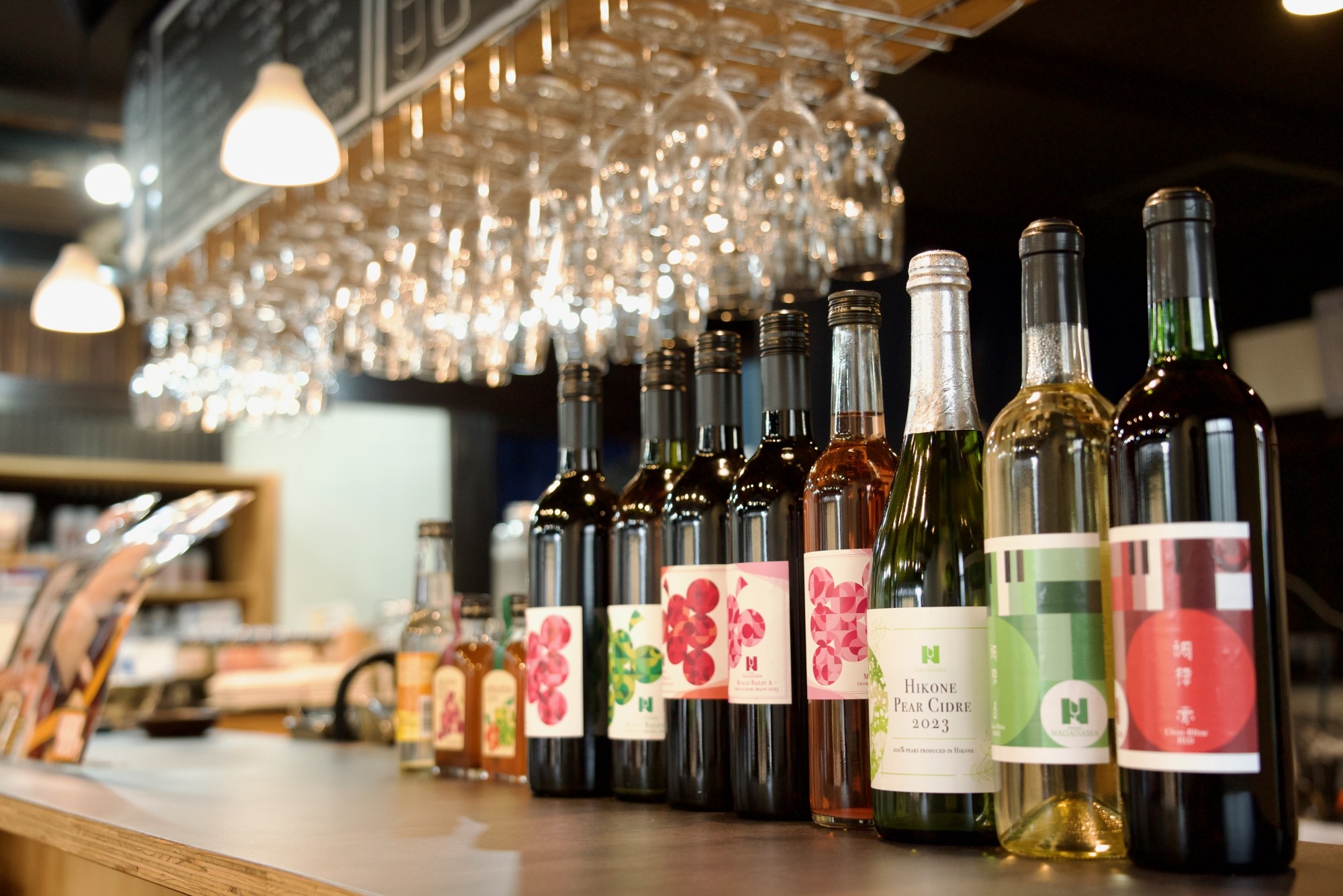 初心者でも楽しめる、フレッシュなワインやシードル、お酒を飲めない方には酵素シロップも取り揃えている