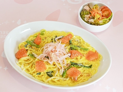 岩下の新生姜とスモークサーモンの彩りカルボナーラ（ミニサラダ付き）