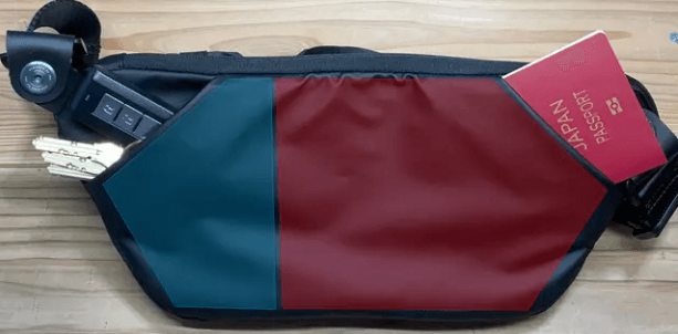 ※クイックポケットは左右で大きさが違います。 右側のポケットが大きく作られており、スマートフォンも収納出来ます。