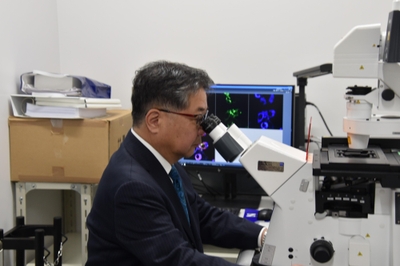 顕微鏡を覗く森教授