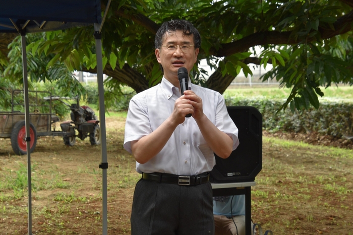 あいさつする氏田学部長