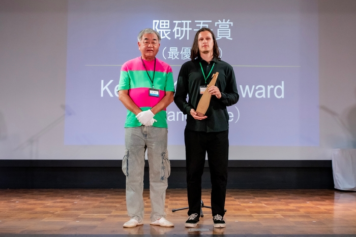 審査委員長隈研吾氏(左)と、最優秀賞を受賞したユルギス・グラスマニスさん(右)