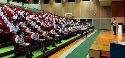 近大附属広島中学校東広島校が交通安全・防犯講習会を実施　中学1年生が交通ルールの大切さとSNSの安全な利用方法を学ぶ