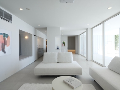 白で統一されたリビング