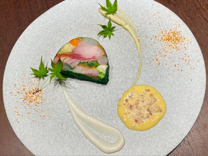 「11種の野菜のプレッセ 酢橘鰤 花みょうがの爽やかなソースマヨネーズ」増田梨乃さん(株式会社ディアーズ・ブレインホールディングス KOTOWA 奈良公園 Premium View)