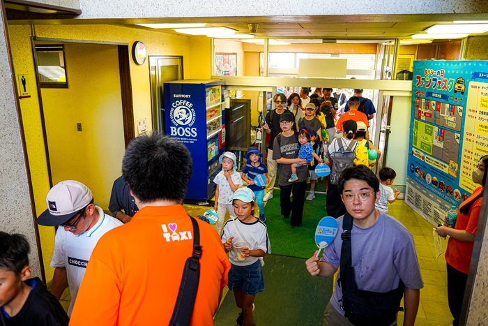 館内の縁日を待つ子供たち