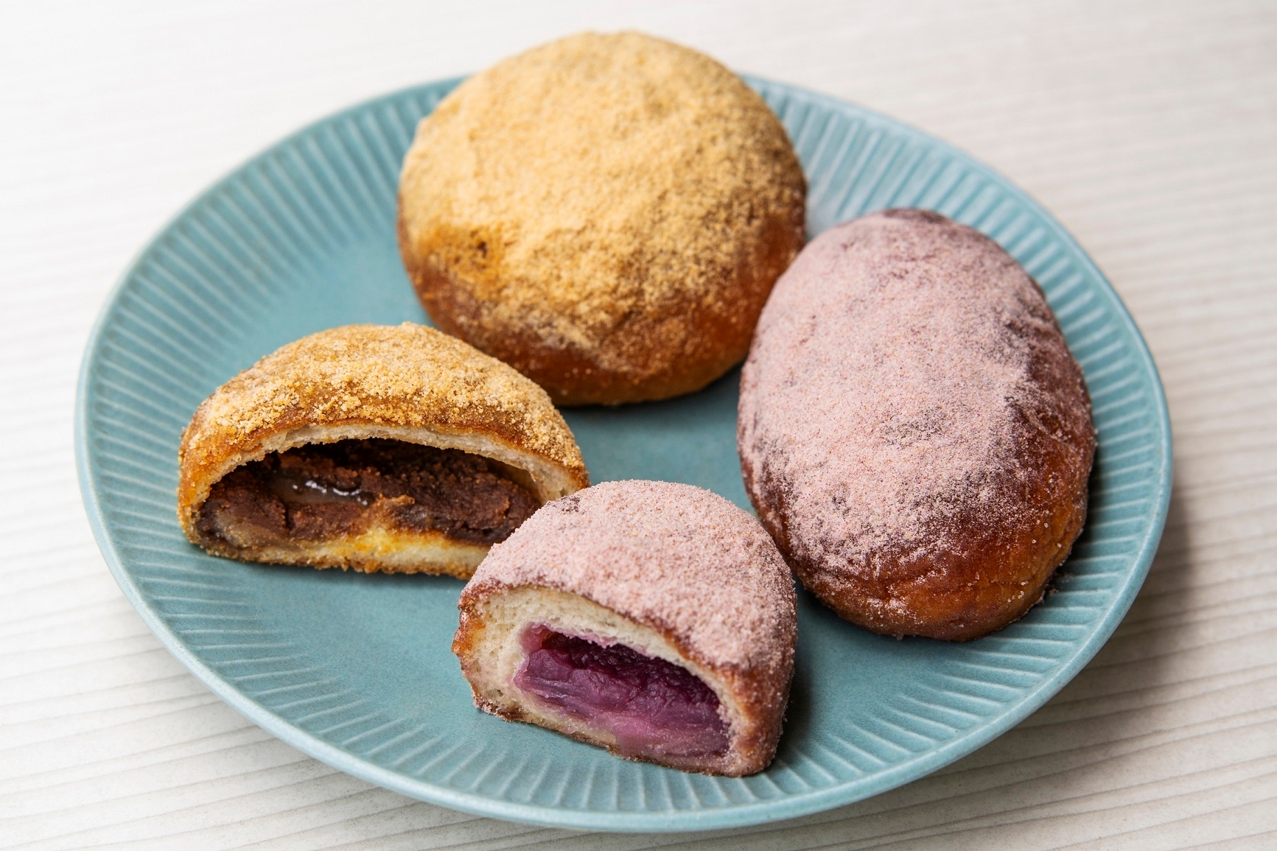 いまいパン 左「黒糖きな粉餅揚げパン」 右「紅芋きな粉餅揚げパン」