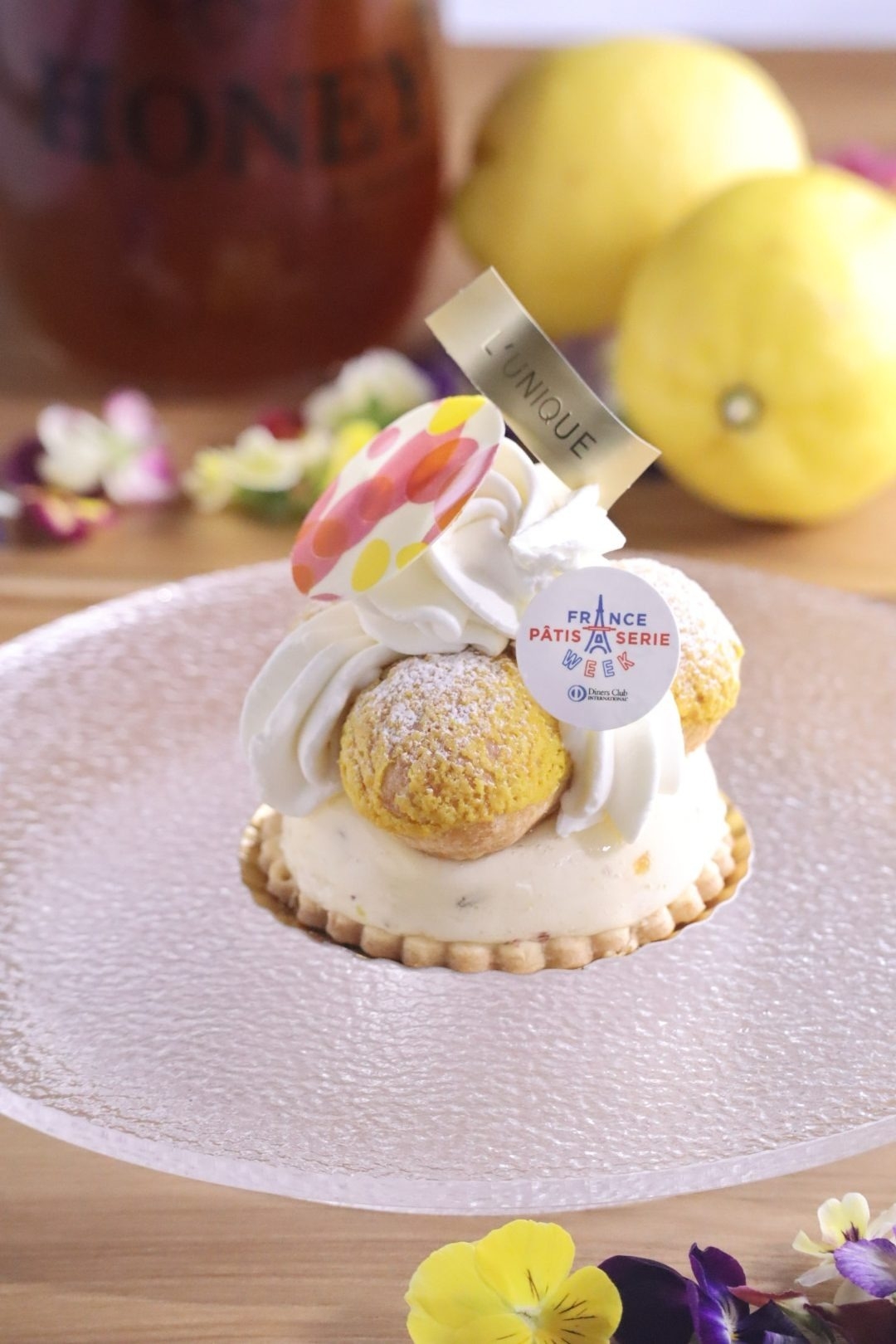 「PATISSERIE L'UNIQUE」の「サントノーレ シトロンミエル」プティガトー 740円