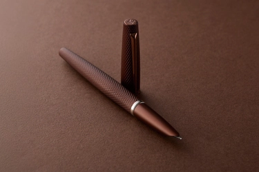 【新発売】ドイツ万年筆「ディプロマット」3年ぶりの新シリーズに新色ブラウン追加発売。既存色は販売各国で即入荷待ち状態に