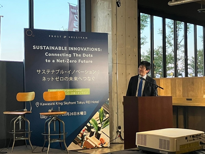 「サステナブル・イノベーション」で結びの言葉を述べるフロスト&サリバンジャパン代表取締役の山村浩