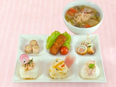 イワシカちゃんおすすめ！3種のわくわくおにぎり＆とん汁プレート