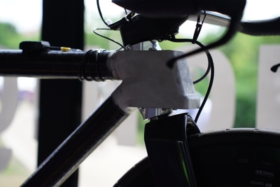 この開発段階のテストバイクは様々なジオメトリーをテストするために、カーボンチューブに3Dプリントのラグを接着して構成されている。