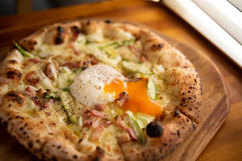 眞教寺「萬燈宿坊&珈琲店」名物のピザ