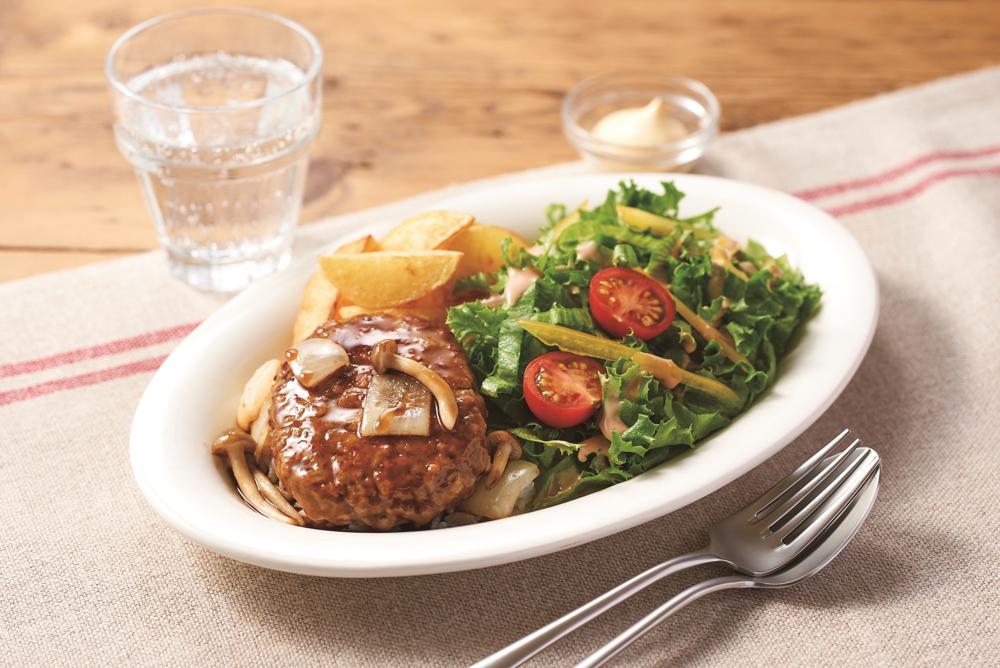 あの「モスの味」が社員食堂・学生食堂で楽しめる！
シダックスコントラクトフードサービス、「モスバーガー×Oisix」の人気のコラボメニューを全国約180カ所の食堂で提供開始