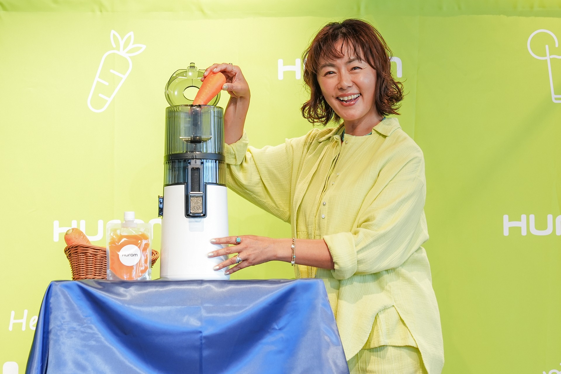 ヒューロム コールドプレスジューサー最新モデル「H70FT」をお披露目する、グローバルアンバサダーでタレントの田中律子さん