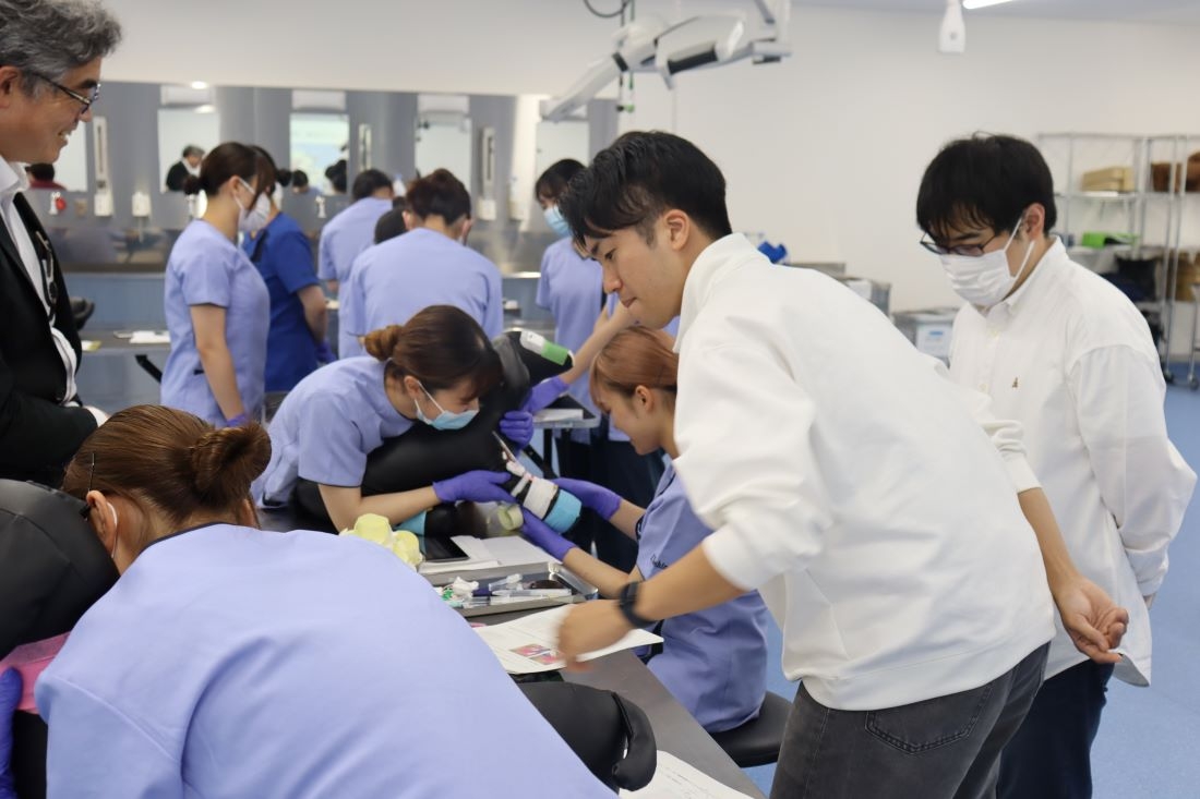 赤木教授(左端)、石橋さん(右から2人目)、山下さん(右端)に装置の使い方を確認しながら実習が進みます