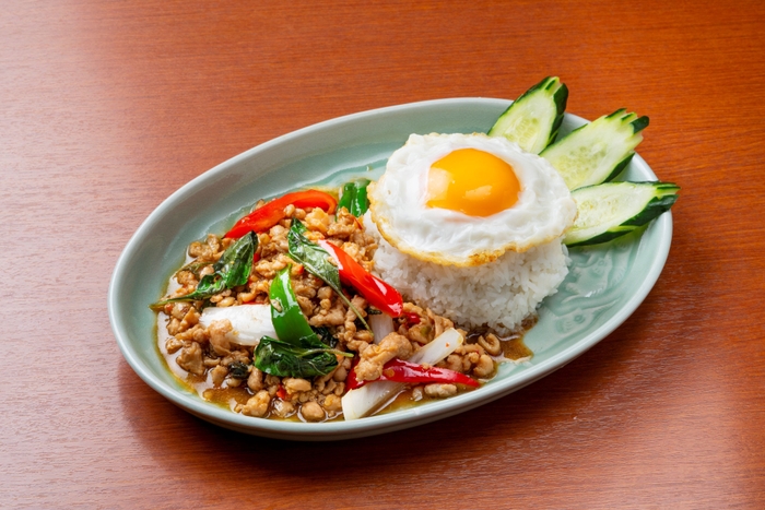 「ガイ・パット・バイガパオ・ラートカオ/鶏ひき肉のバジル炒め」1,300円(税込)