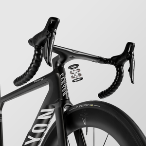 妥協なきハードウェア： ドイツ製のチタン製コクピットボルトから、二重シール構造のセラミックハイブリッドヘッドセットベアリングに至るまで。エンデュレース CFRは、世界でも最も過酷なライディングコンディションに耐えうる仕様を備えています。