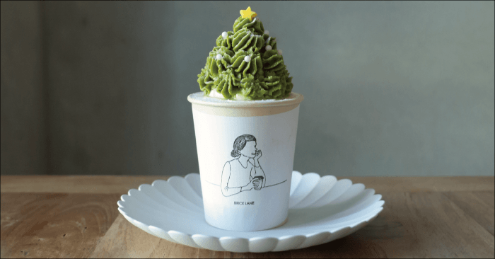 世田谷線カフェ《BRICK LANE》からクリスマスシーズン限定人気メニュー「抹茶クリームのツリーケーキ」が登場