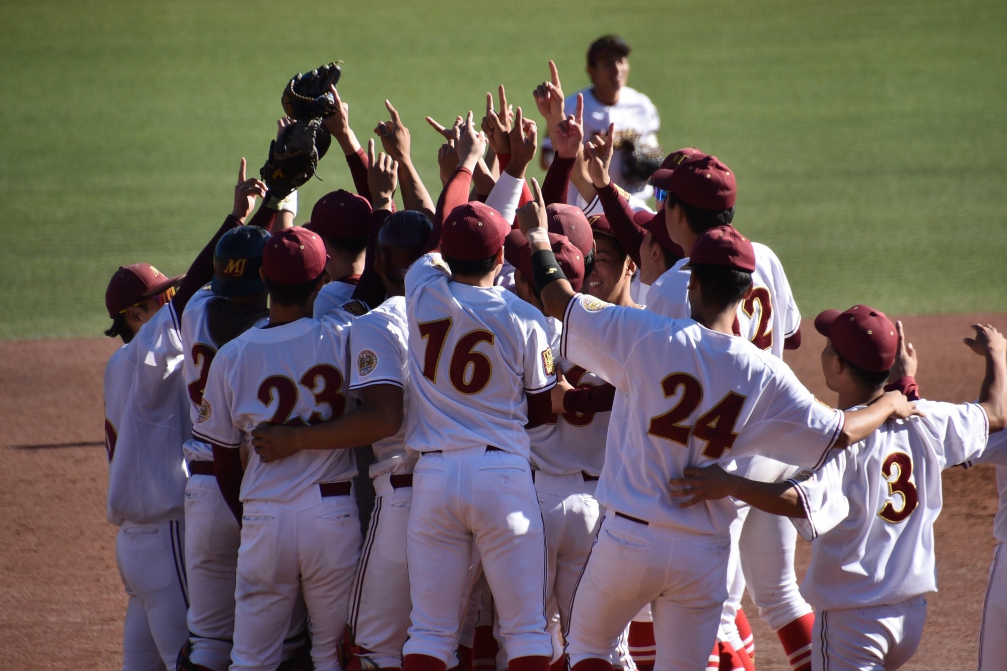 優勝して歓喜の輪を作る選手たち