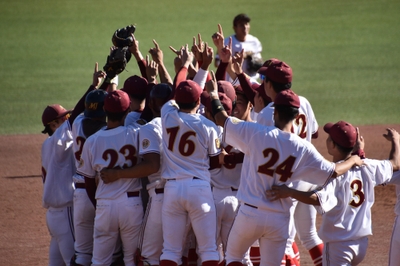 優勝して歓喜の輪を作る選手たち