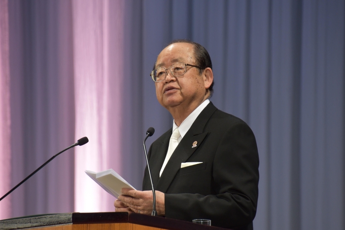 祝辞を述べる立花理事長