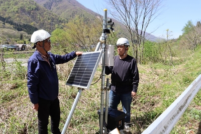 高周波の出具合を確認する轟社長（右）と辻特担教授（左）