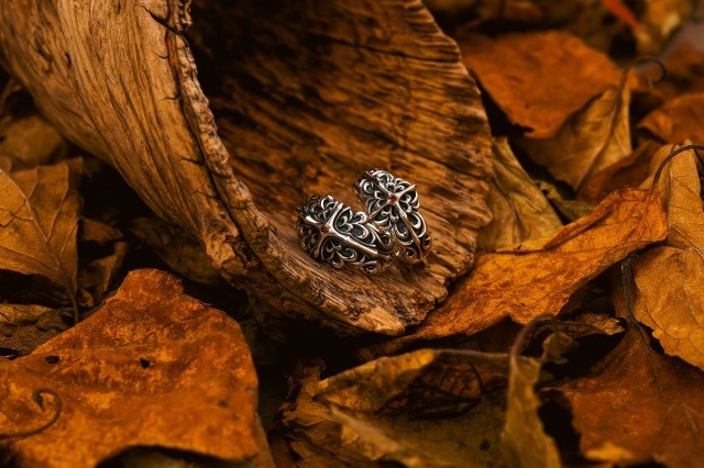 左:フェイスリングw/レッドダイヤモンド¥55,000(税込) 右:カルトリングw/レッドダイヤモンド¥49,500(税込)