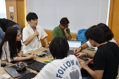 マプア大生に説明する大学院生の平田俊介さん（左から2人目）