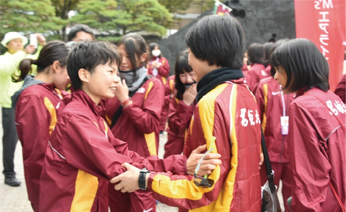 第23回大会の初優勝以来の入賞(3位)を決め、歓びを分かち合う女子駅伝部 (第34回全日本大学女子駅伝対校選手権大会・2016年10月30日)