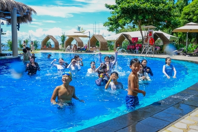 セブ島のプールで遊ぶ子どもたちの様子