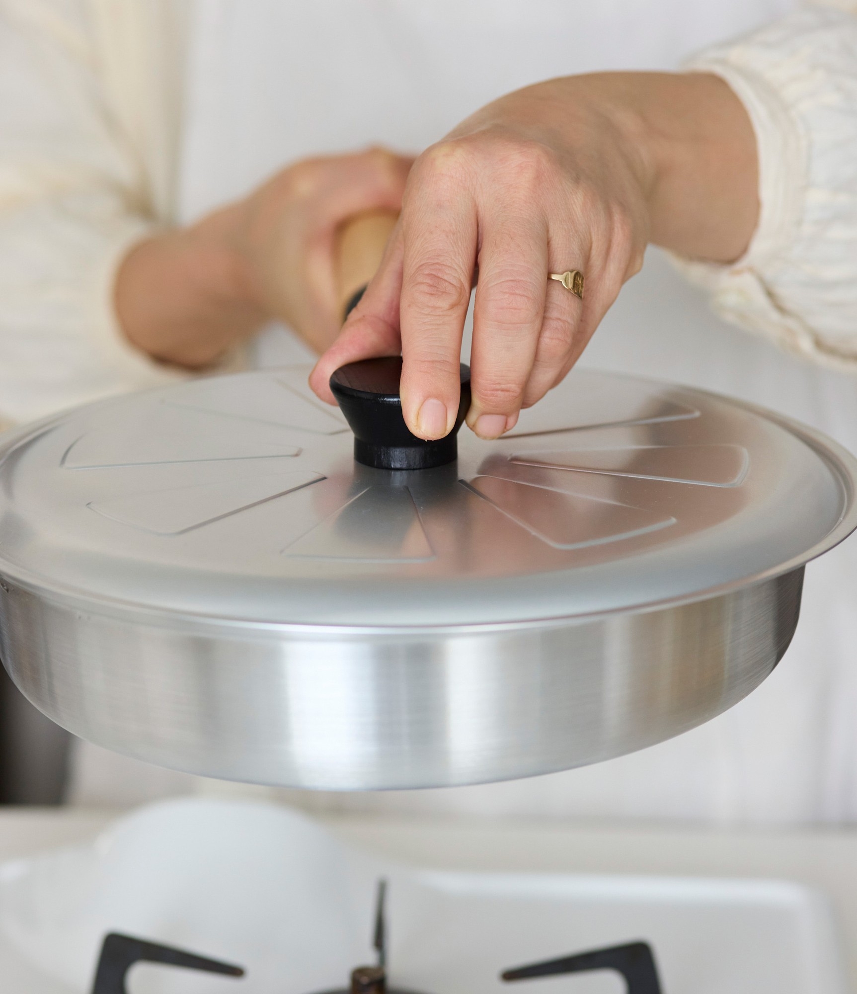 ふたをしっかりと押さえて