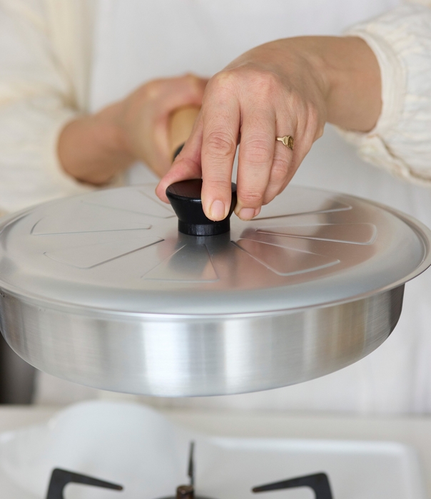 ふたをしっかりと押さえて