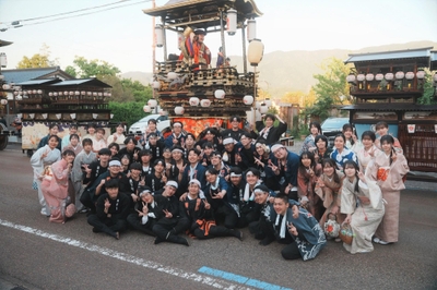 「城端曳山祭」に参加した学生ら