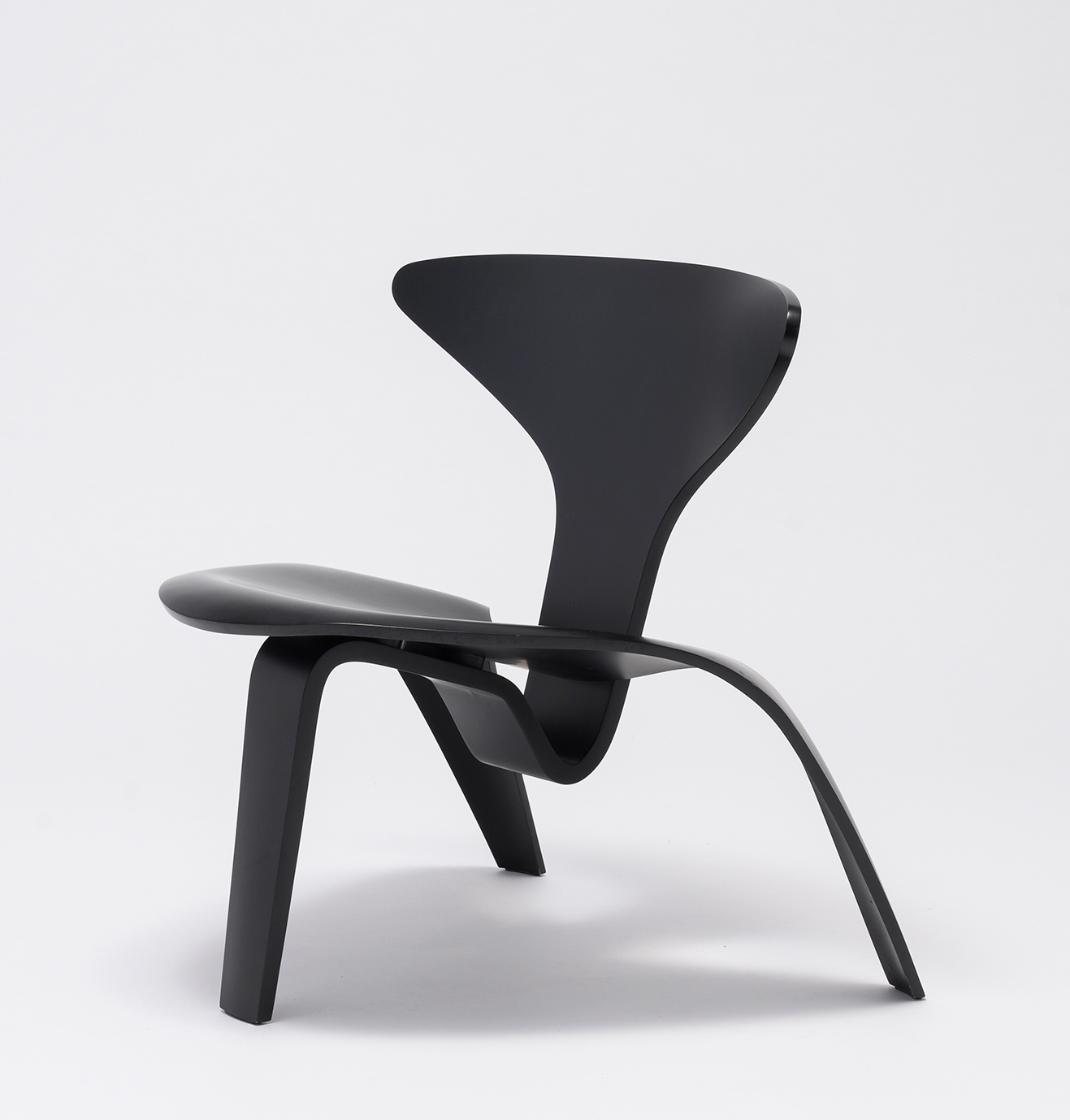 ポール・ケアホルム 《PK 0》 1952年 成型合板(塗装) 織田コレクション/北海道東川町蔵 撮影:大塚友記憲