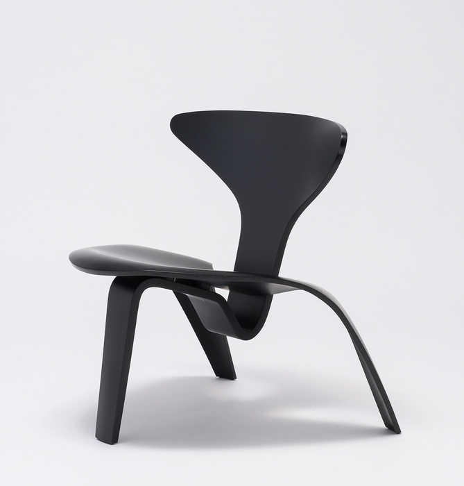 ポール・ケアホルム 《PK 0》 1952年 成型合板(塗装) 織田コレクション/北海道東川町蔵 撮影:大塚友記憲