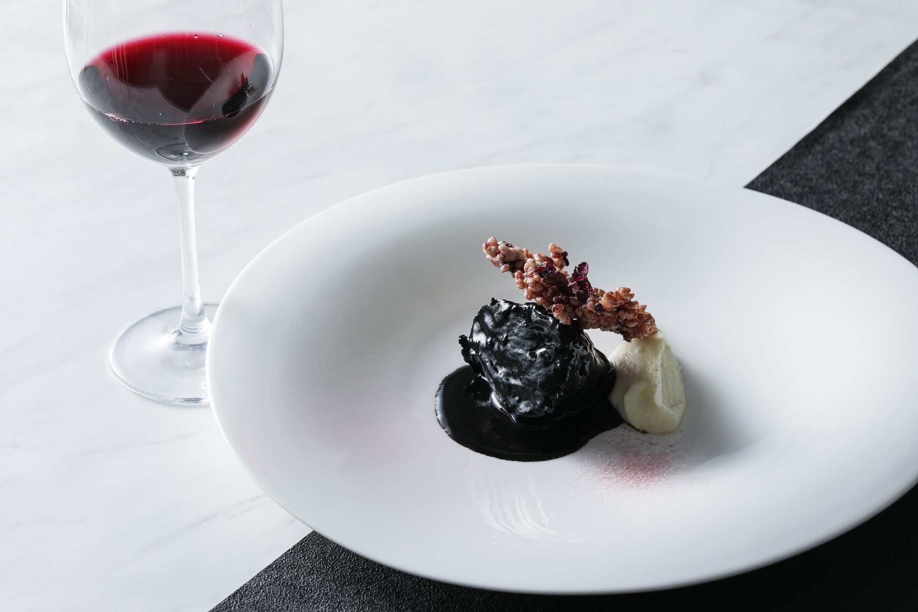 【Viande】牛ほほ肉の赤ワイン鋳込み 八丁味噌の香り 馬鈴薯のピューレと黒米のチップと共に ペアリングドリンク:赤ワイン クローズ・エルミタージュ・ルージュ or ノンアルコールカクテル